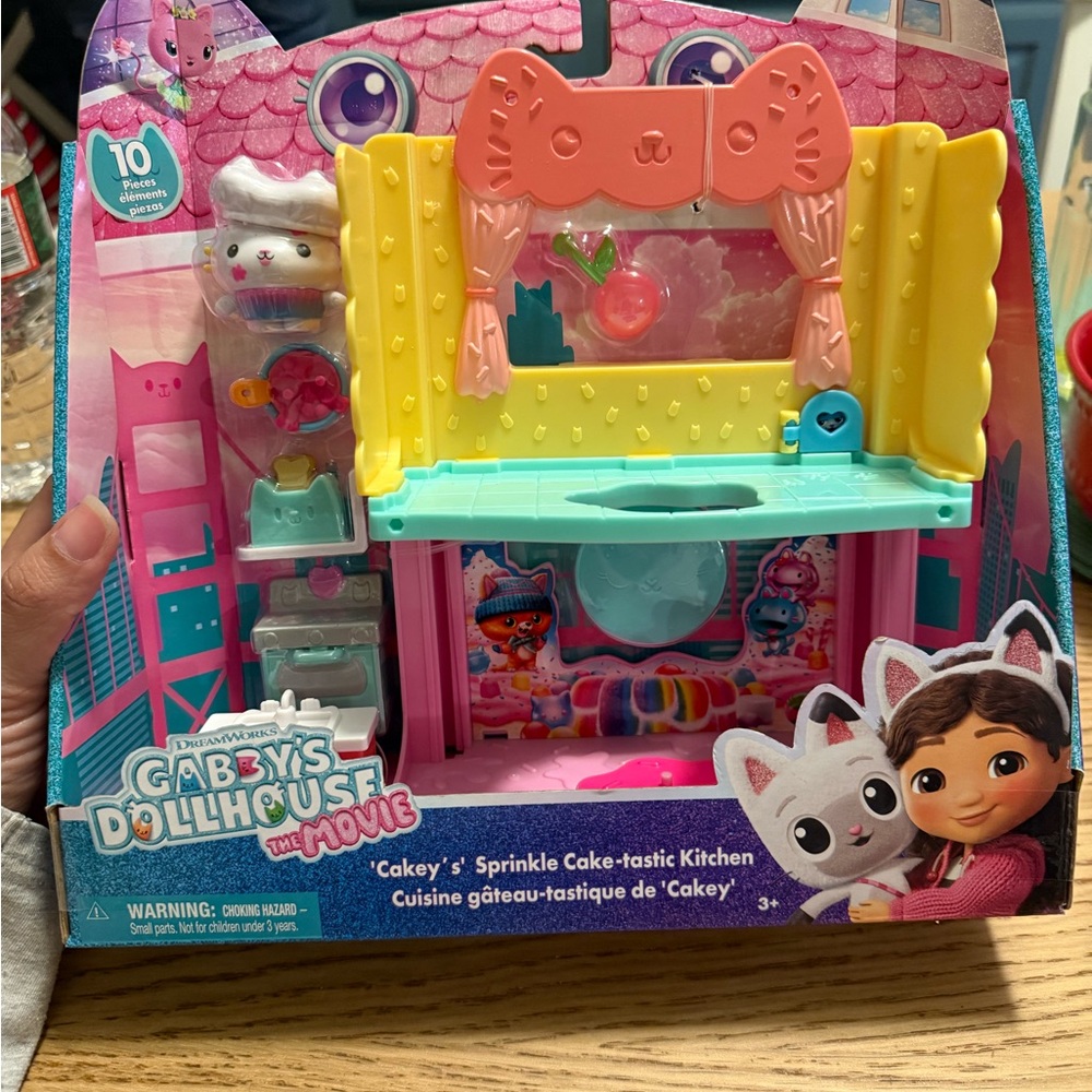 Dreamworks Gabby's Dollhouse Kitchen Playset - Pink and Yellow